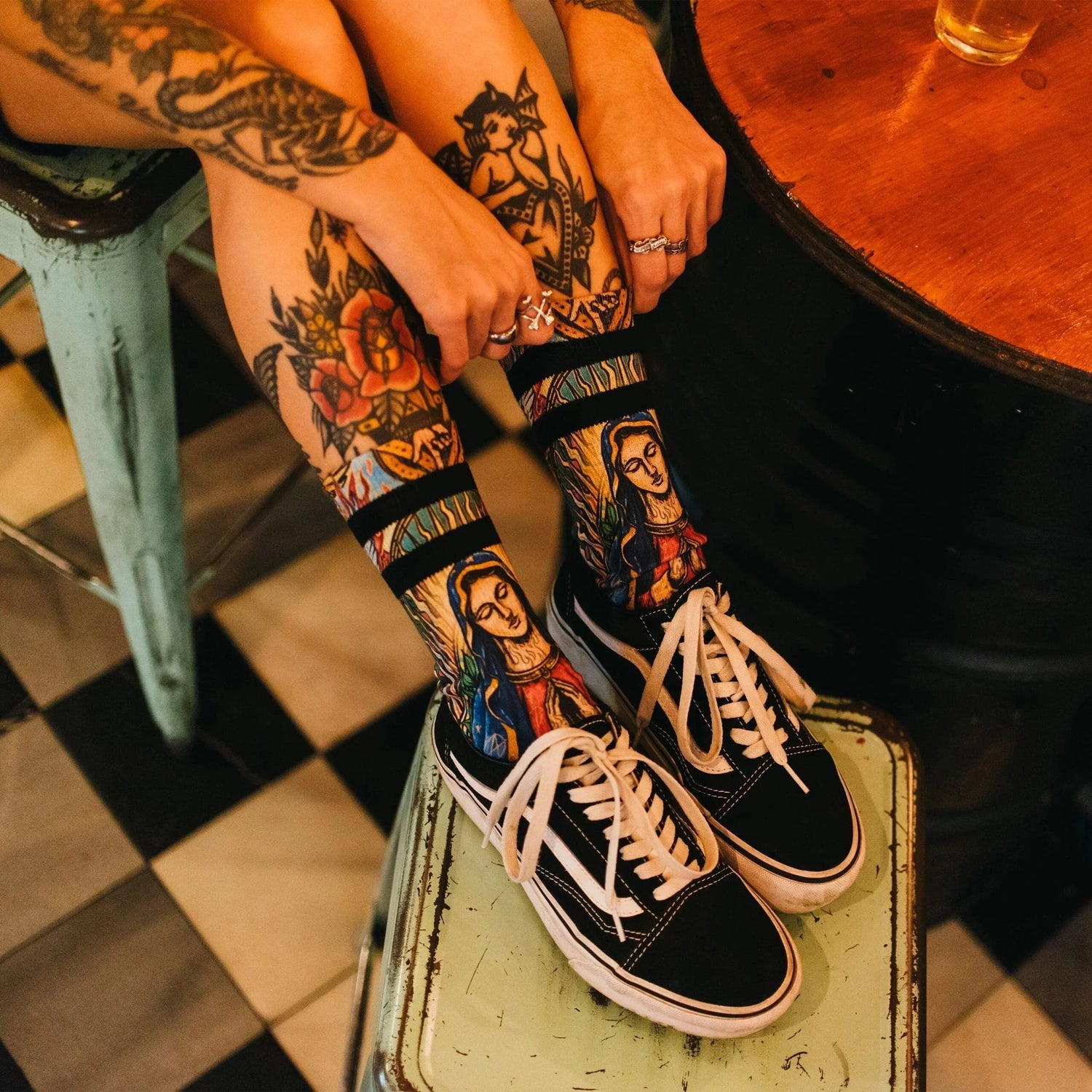 👟✨ Comment assortir tes chaussettes funky avec tes sneakers préférées 🧦🌈 - FunkyFeets