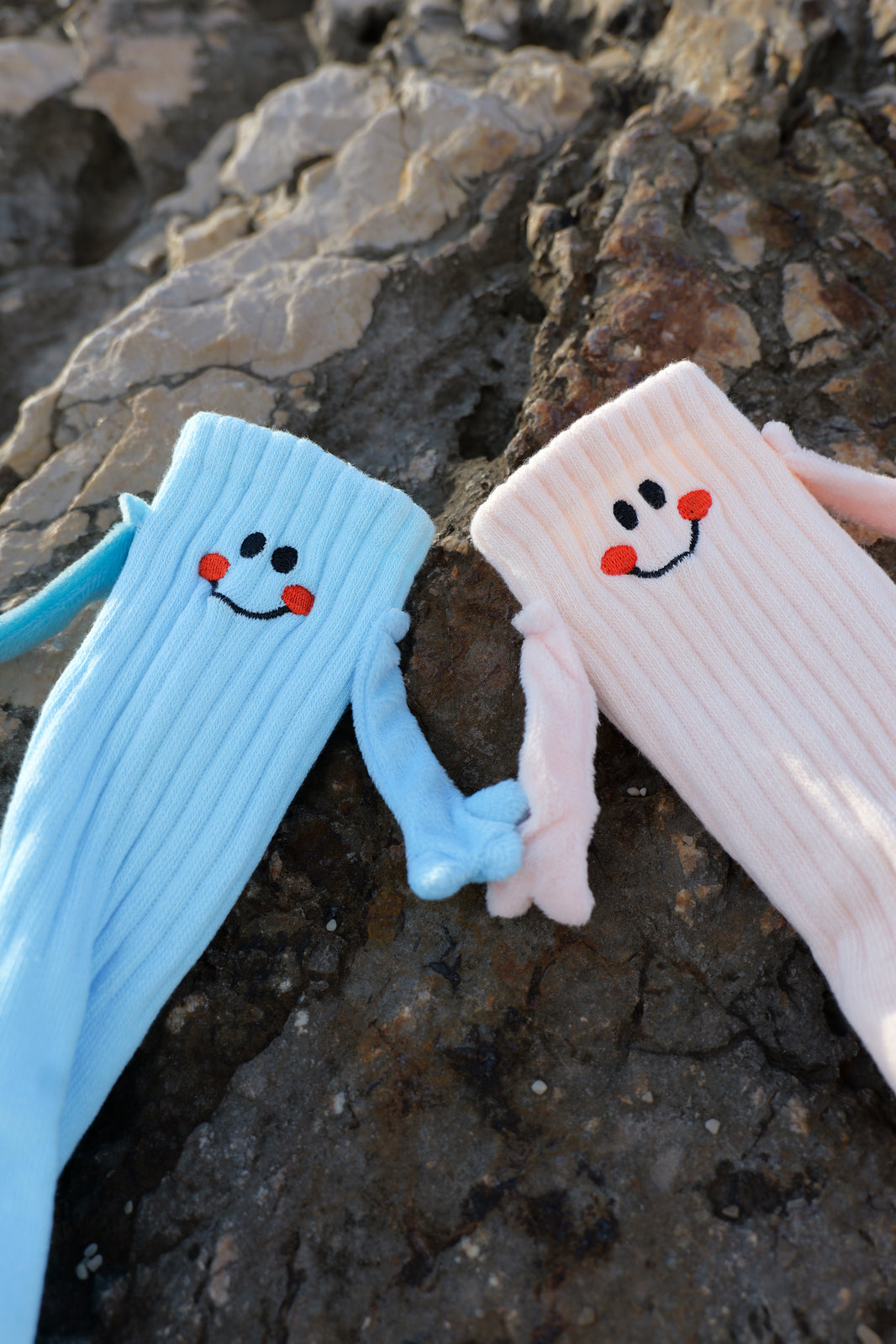 Chaussettes qui se tiennent la main